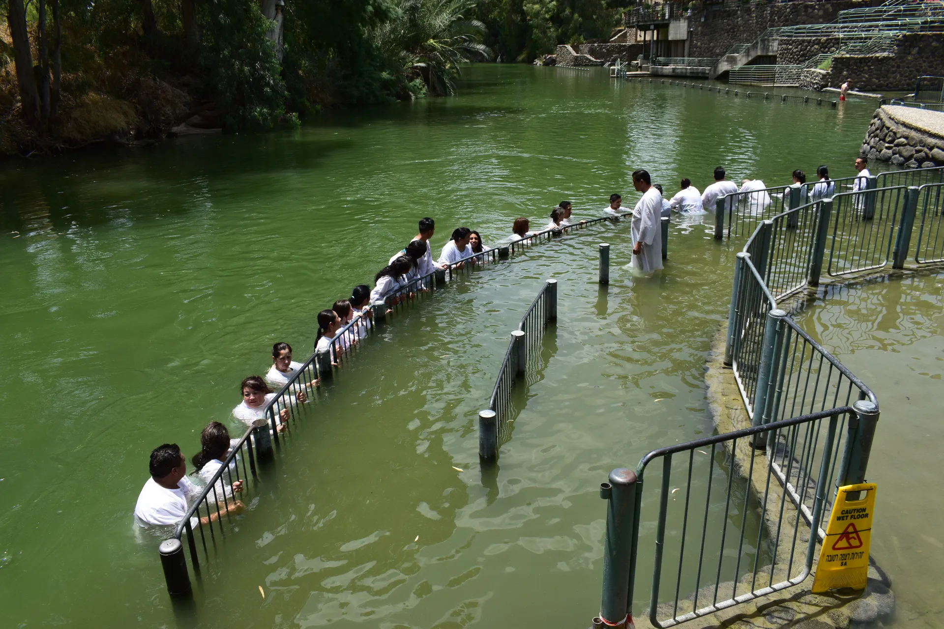 Bautizo grupal en el río Jordán