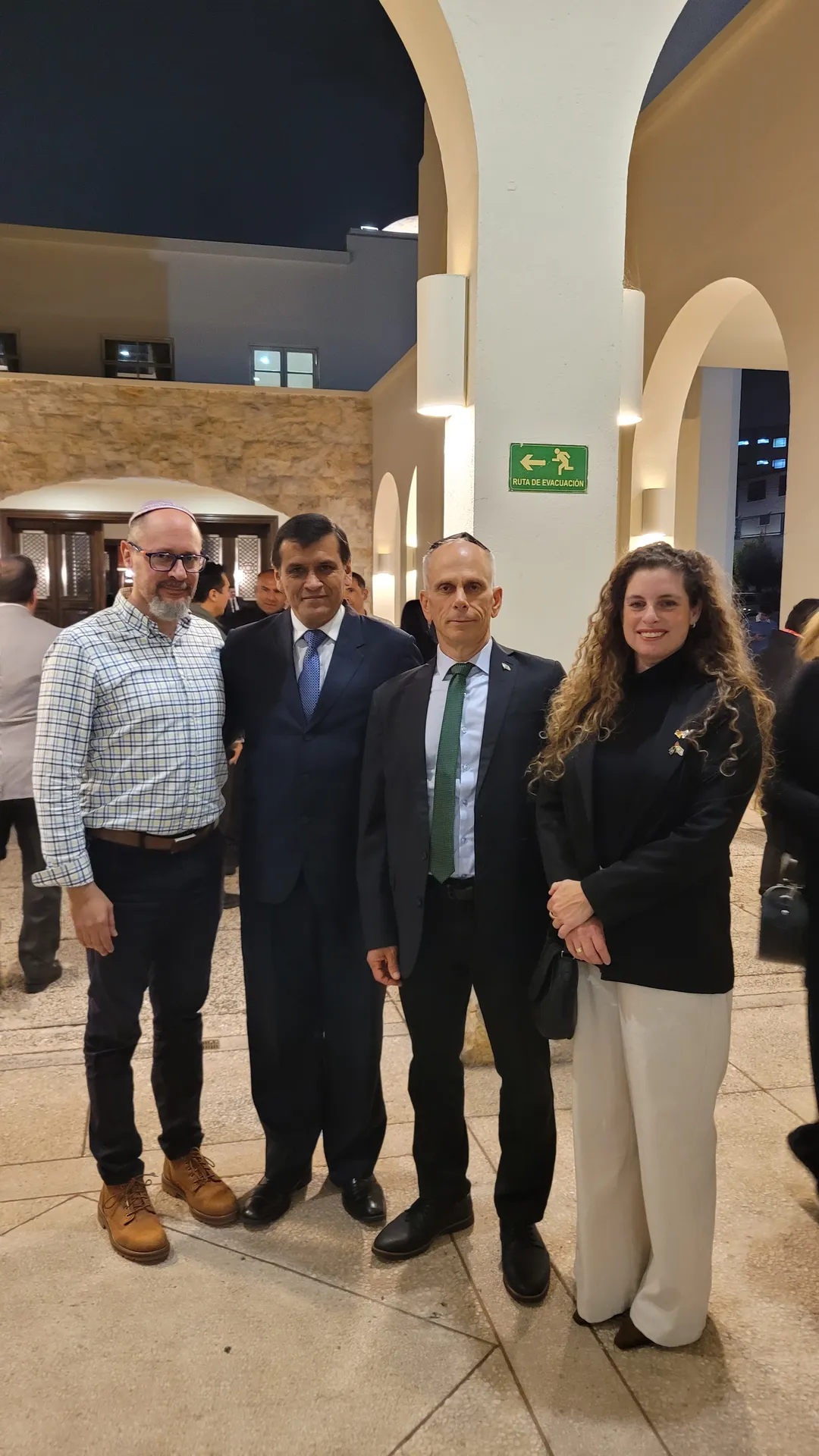 Reunión en el Consulado
