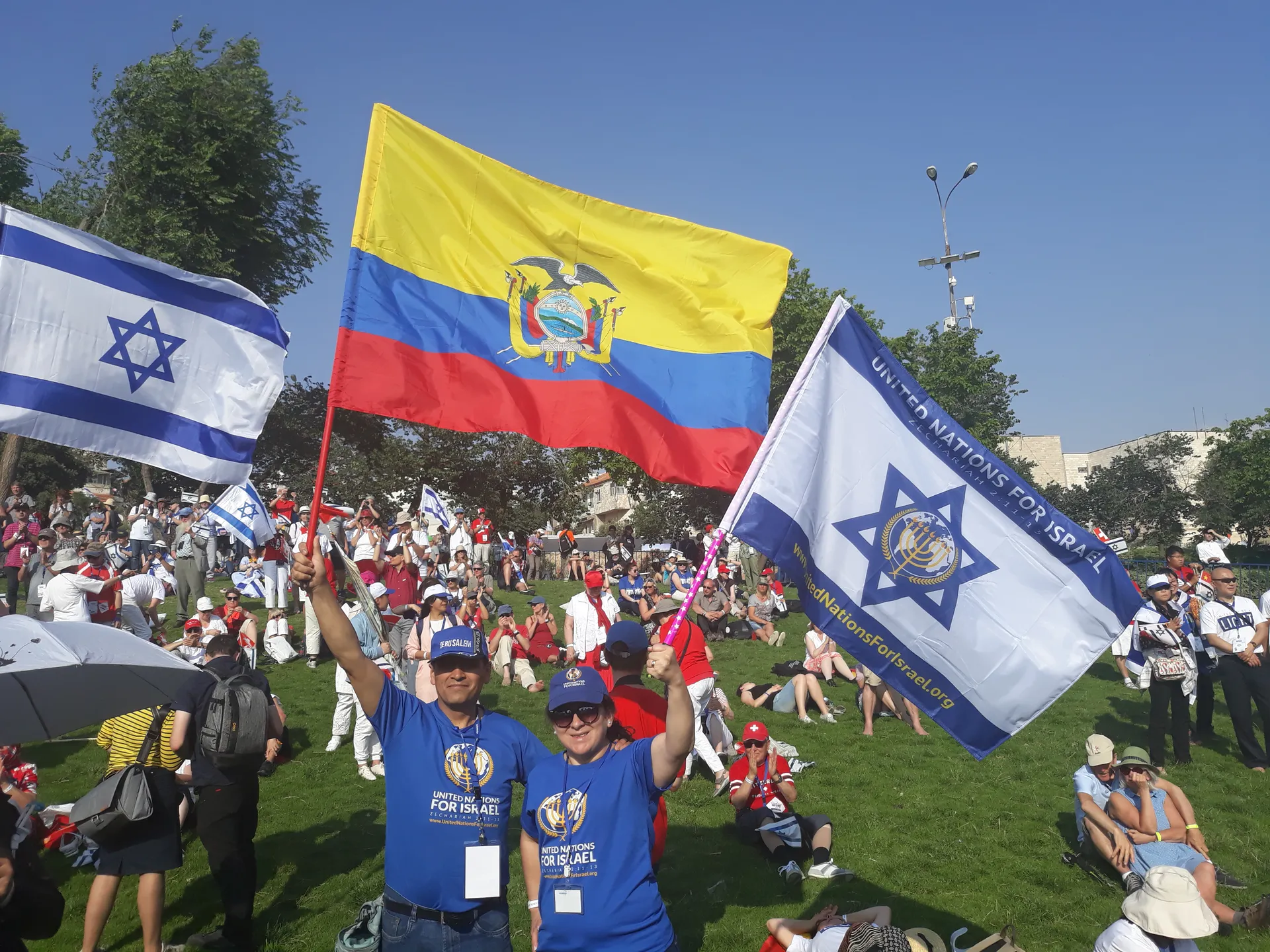 Marcha con banderas de Israel y Ecuador